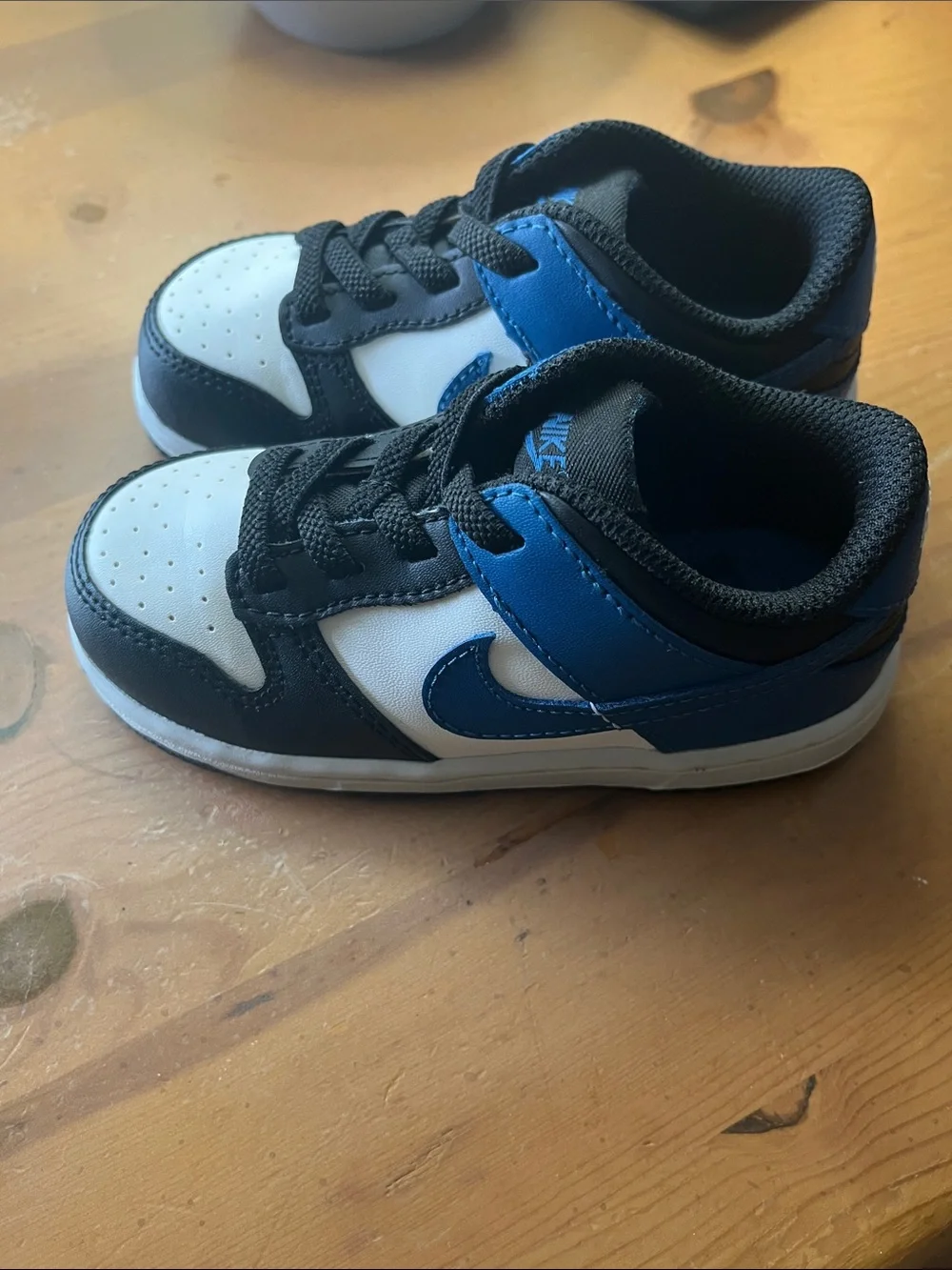 Nike Kids Low-Top Sneakers in Black, White & Blue